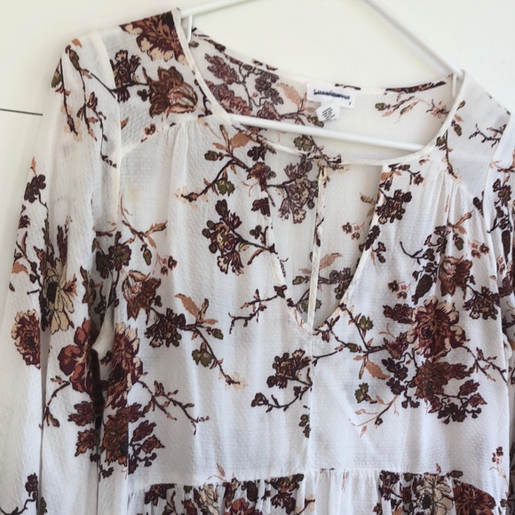 Floral peplum top key hole cut out - Picture 2 of 7